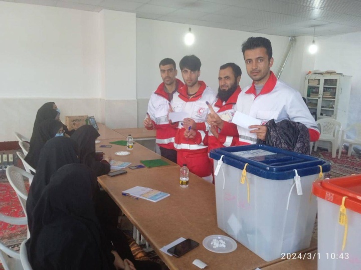 حضور پرشور امدادگران، داوطلبان و جوانان هلال احمر خراسان جنوبی در پای صندوق های رای