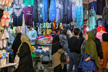حال و هوای بازار سیرجان در شب عید