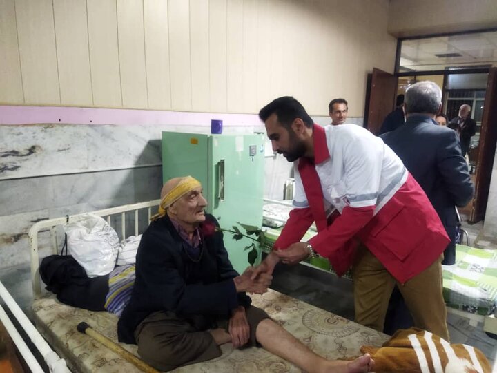 دلجویی داوطلبان هلال احمر کردستان از بیماران و سالمندان