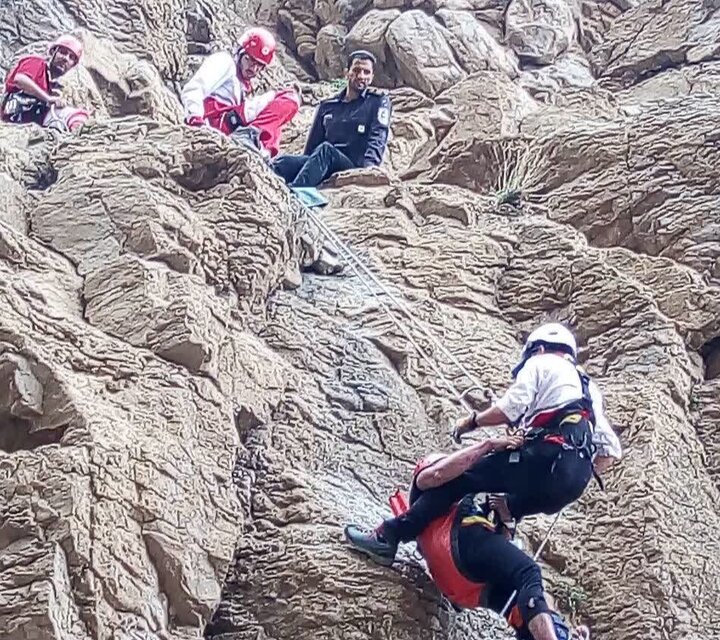 نجات جوان ٣٣ ساله پس از سقوط از کوه در کرمان
