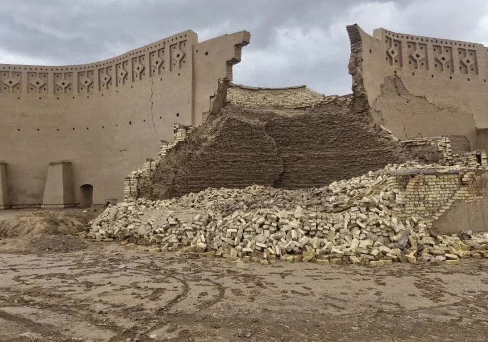آغاز آواربرداری یخدان تخریب شده سیرجان