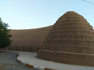 آغاز آواربرداری یخدان تخریب شده سیرجان