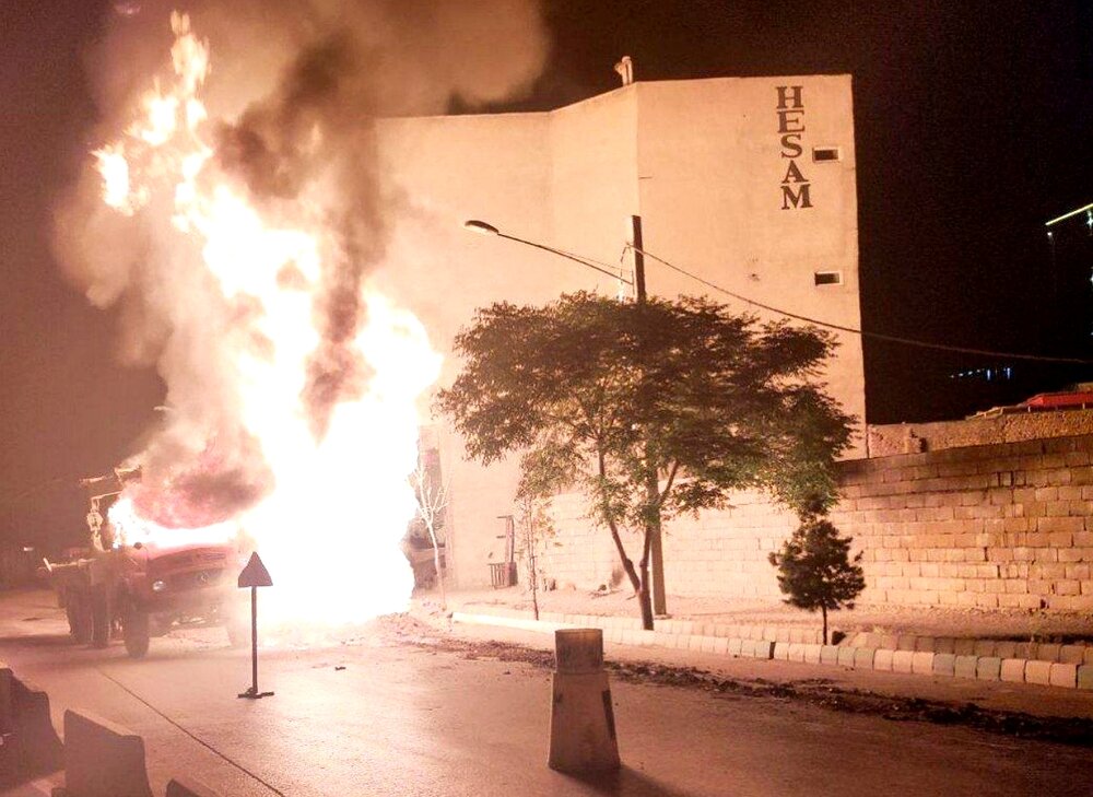 مهار حریق گسترده ناشی از برخورد بیل مکانیکی با لوله گاز مهار حریق گسترده ناشی از برخورد بیل مکانیکی با لوله گاز