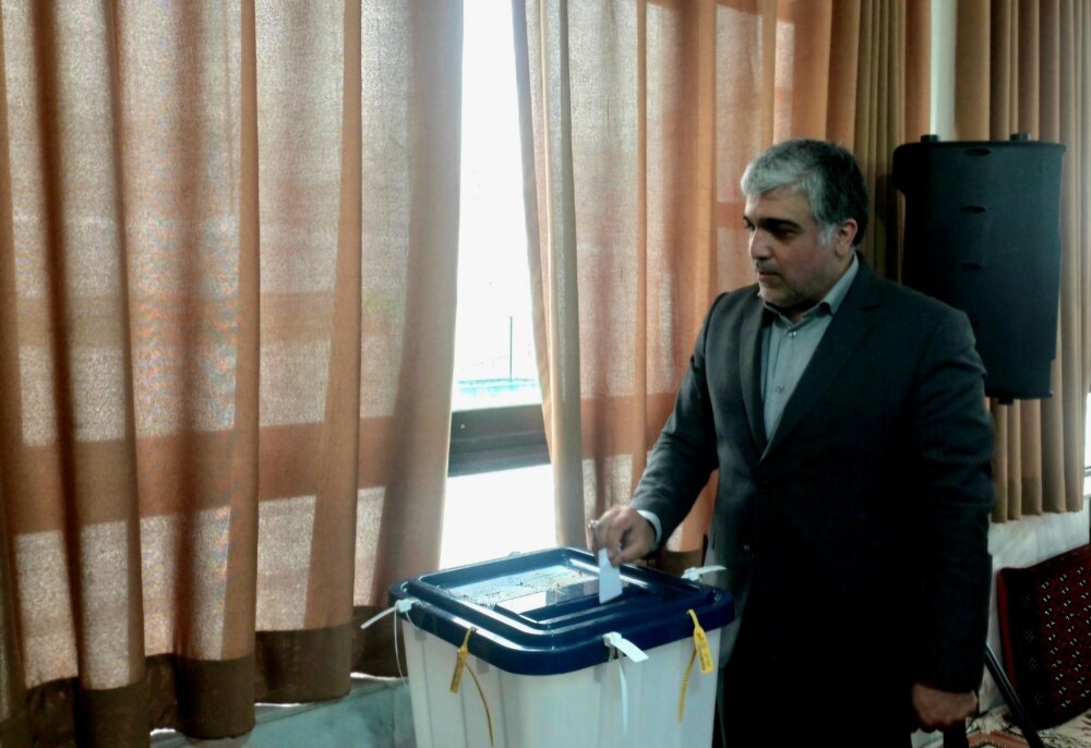 فرماندار قائمشهر رای خود را به صندوق انداخت