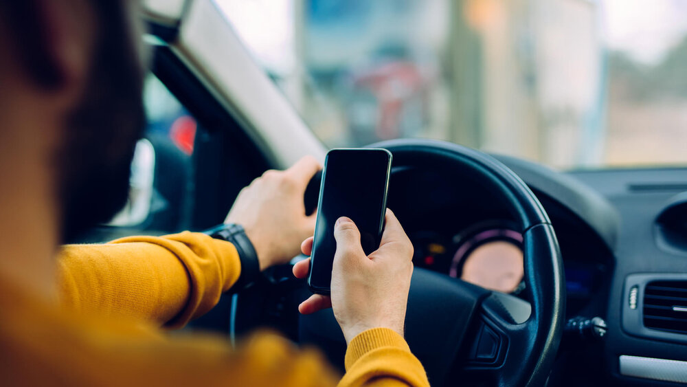 صحبت با تلفن همراه هنگام رانندگی نمره منفی دارد