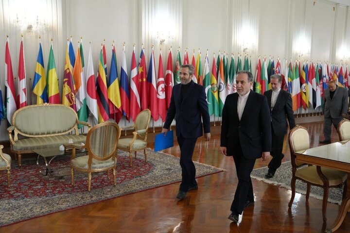 حضور عراقچی در وزارت امور خارجه پس از کسب رای اعتماد از مجلس حضور عراقچی در وزارت امور خارجه پس از کسب رای اعتماد از مجلس