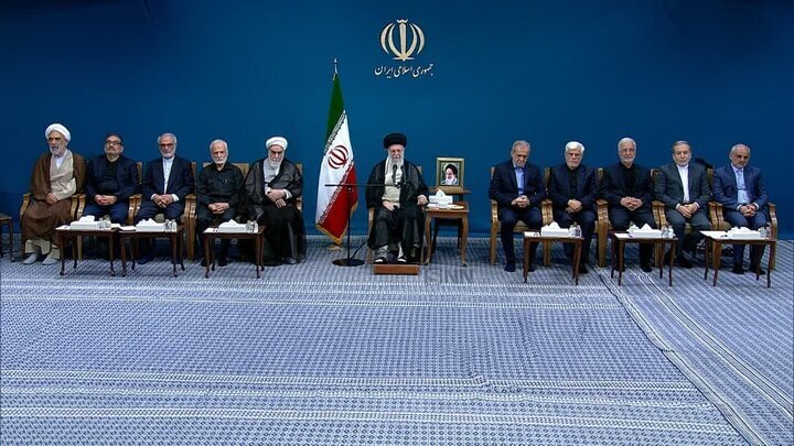 رئیسجمهور و اعضای هیئت دولت چهاردهم با رهبر انقلاب دیدار کردند رئیسجمهور و اعضای هیئت دولت چهاردهم با رهبر انقلاب دیدار کردند