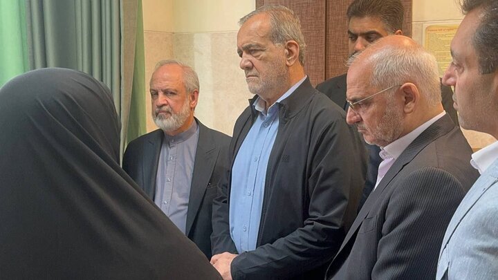 عیادت «پزشکیان» از تعدادی از مجروحان حمله تروریستی اخیر لبنان عیادت «پزشکیان» از تعدادی از مجروحان حمله تروریستی اخیر لبنان