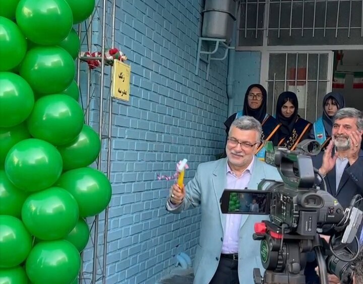 وزیر بهداشت زنگ دبیرستان دخترانه حسنیه را به صدا در آورد وزیر بهداشت زنگ دبیرستان دخترانه حسنیه را به صدا در آورد