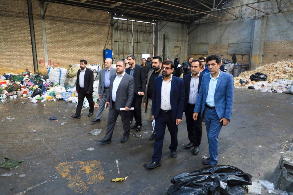 تخلیه و پلمپ مرکز غیرمجاز پسماند واقع در خیابان قزوین تخلیه و پلمپ مرکز غیرمجاز پسماند واقع در خیابان قزوین