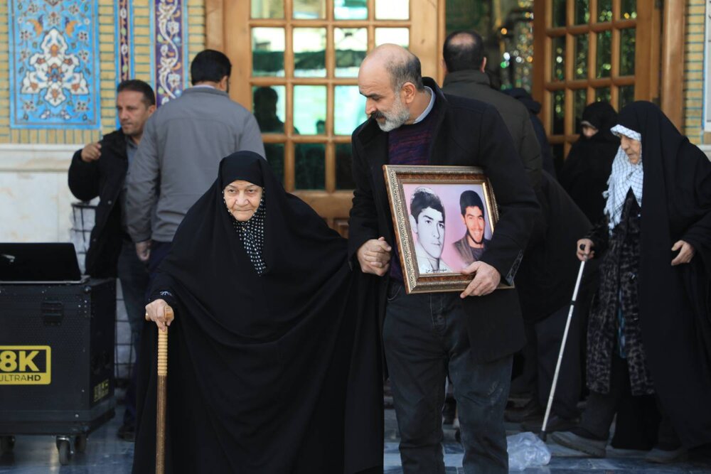 آیین بدرقه ۶۰۰ نفر از خانواده شهدا به مشهد مقدس برگزار شد آیین بدرقه ۶۰۰ نفر از خانواده شهدا به مشهد مقدس برگزار شد