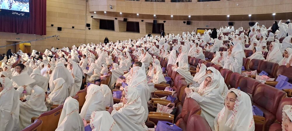 آیین معنوی جشن تکلیف ۲۰۰۰ نفر از دختران دارالشهدای تهران