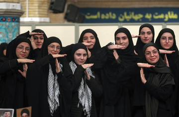 دیدار جمعی از خانواده‌های شهدای مدافع حرم و مقاومت بارهبرمعظم انقلاب