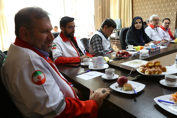 نشست دبیرکل جمعیت هلال احمر بامسئولان مرکزپزشکی حج وزیارت