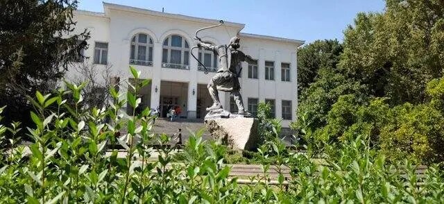 نصب مجسمه آرش کمانگیر در میدان ونک