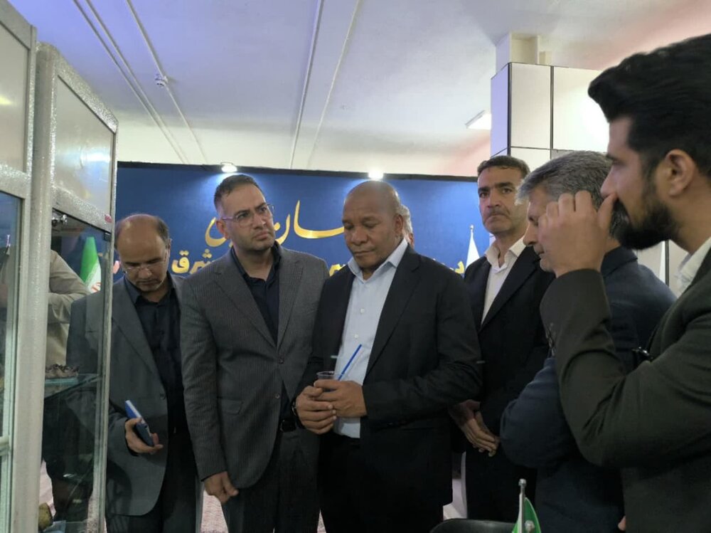 بازدید وزیر اقتصاد و سرمایهگذاری تانزانیا از غرفه خراسان جنوبی در نمایشگاه بینالمللی اکسپو بازدید وزیر اقتصاد و سرمایهگذاری تانزانیا از غرفه خراسان جنوبی در نمایشگاه بینالمللی اکسپو
