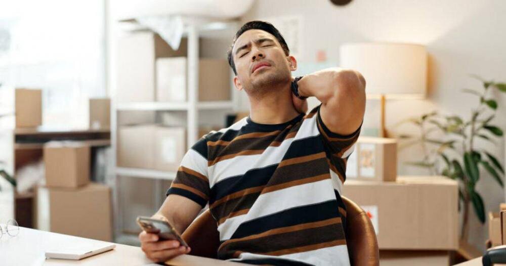 نشستن برای بیش از شش ساعت در روز می‌تواند باعث گردن درد شود