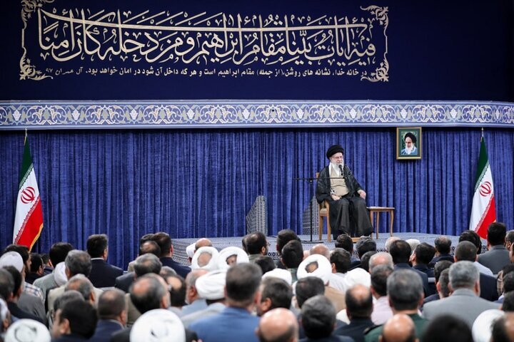 رهبر انقلاب: حج تنها فریضه با شکل، ظاهر و ترکیب صد در صد سیاسی است رهبر انقلاب: حج تنها فریضه با شکل، ظاهر و ترکیب صد در صد سیاسی است