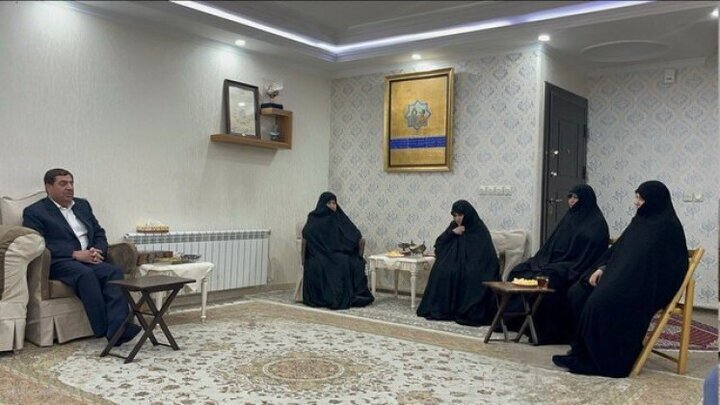 حضور مشاور و دستیار رهبری در منزل شهید رئیسی حضور مشاور و دستیار رهبری در منزل شهید رئیسی