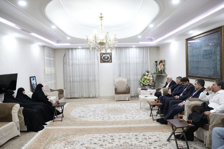 دیدار معاون اول رئیس‌جمهور با خانواده‌های شهید آیت‌الله رئیسی و مالک رحمتی