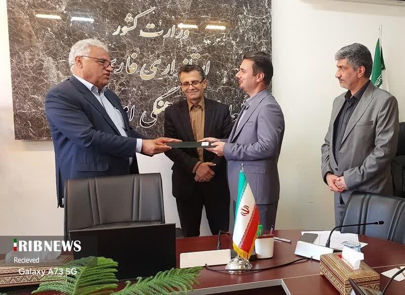 تفاهمنامه ساخت ۹ نیروگاه خورشیدی امضا شد تفاهمنامه ساخت ۹ نیروگاه خورشیدی امضا شد