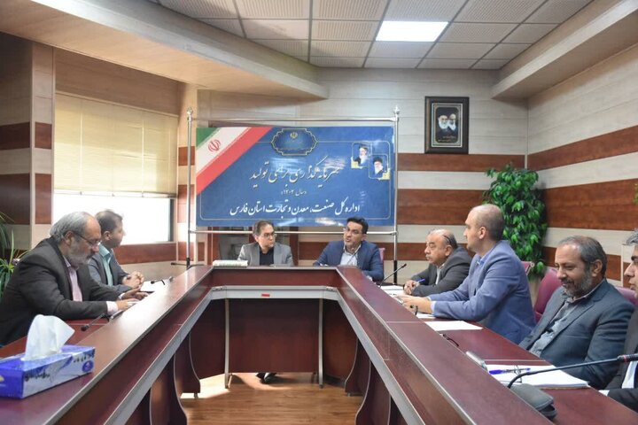 اولویت تشکیل ستاد ویژه رصد پروژه‌های بزرگ صنعتی ،  معدنی و تجاری ،تبیین  نقشه راه و اجرای برنامه‌های استراتژیک در فارس