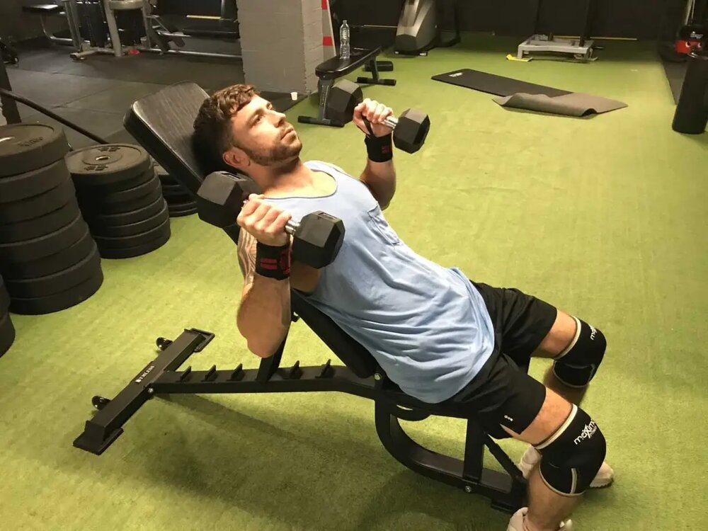 فواید پرس بالا سینه دستگاه موازی