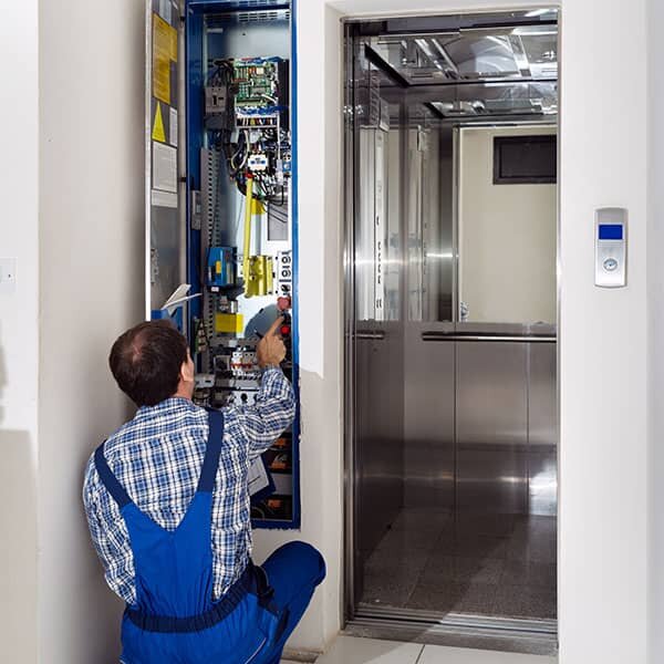 مدیر کل استاندارد فارس: قبل از اخذ تاییدیه استاندارد از آسانسور استفاده نشود