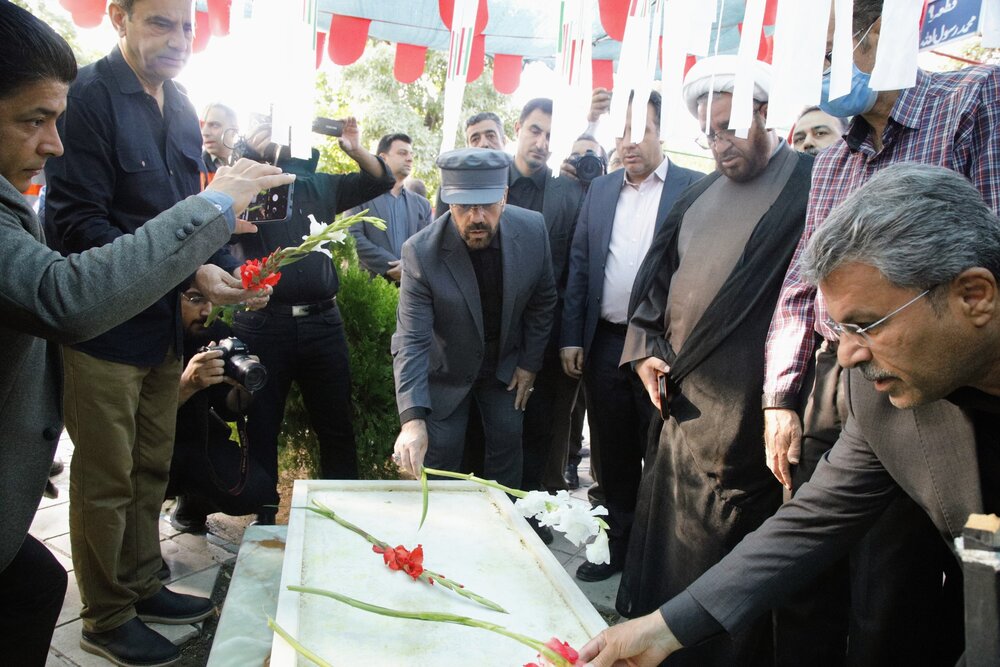 آغاز هفته دولت با ادای احترام به مقام شامخ شهیدان در شیراز آغاز هفته دولت با ادای احترام به مقام شامخ شهیدان در شیراز