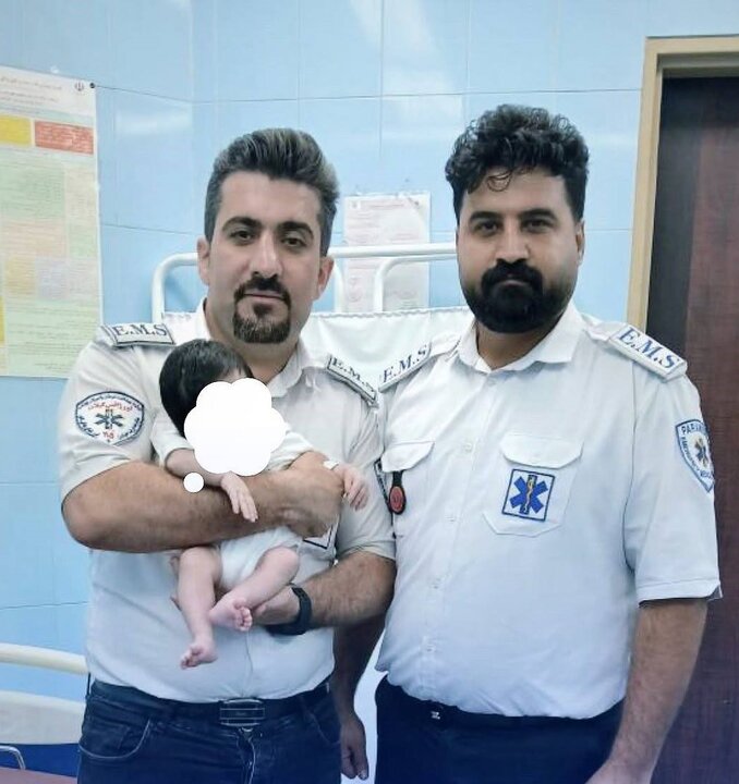نجات نوزاد ۴۰ روزه توسط تکنسین‌های اورژانس گیلان
