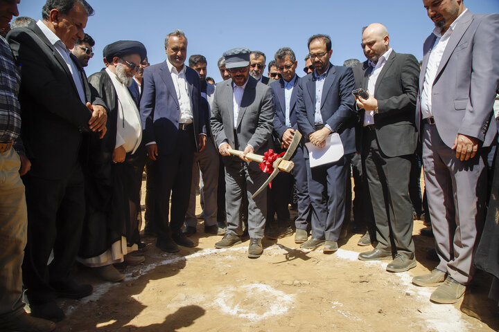 آغاز عملیات اجرایی احداث نیروگاه‌ خورشیدی در شهرستان خفر با حضور استاندار فارس