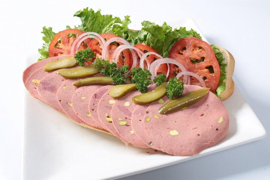 آیا مصرف سوسیس و کالباس واقعا ناسالمه؟ بررسی علمی بدون قضاوت