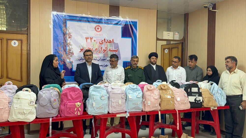 اهدای ٣٢٠ بسته  تحصیلی به دانش آموزان نیازمند بهزیستی لامرد