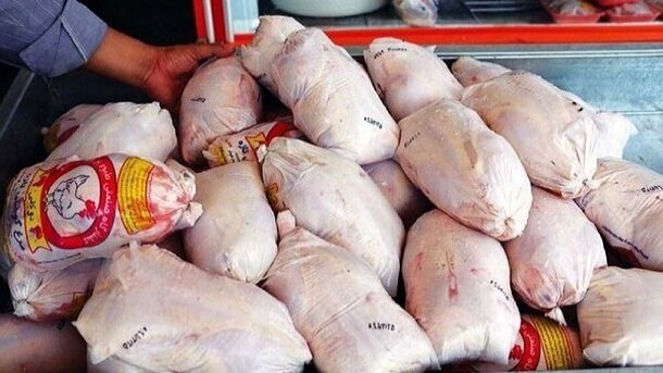 توقیف بیش از ۸۰ کیلوگرم مرغ غیرمجاز در رودسر
