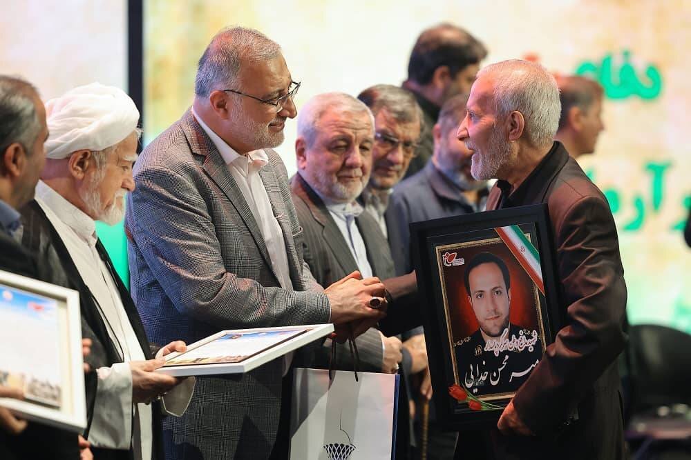 شهدا و پیشکسوتان عرصه جهاد، ستون‌های انقلاب اسلامی هستند