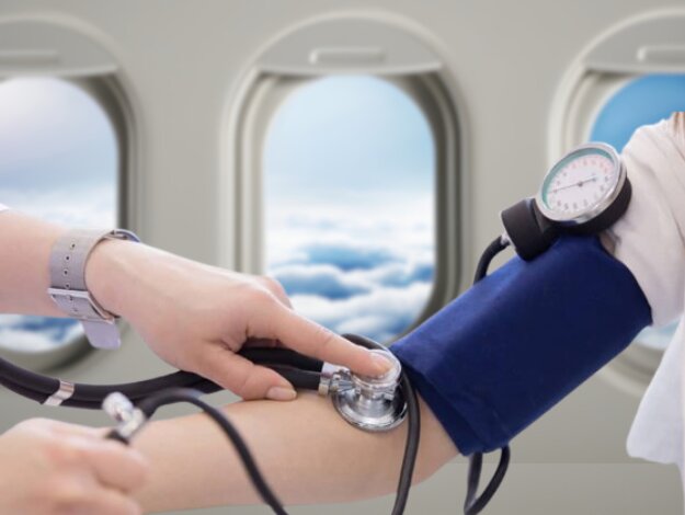 افت فشار خون در هواپیما – علائم، دلایل و راه های پیشگیری