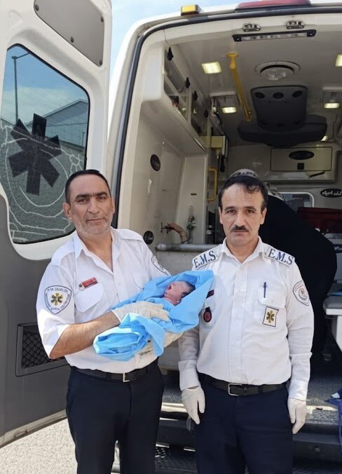 زایمان موفق مادر چوبری در آمبولانس