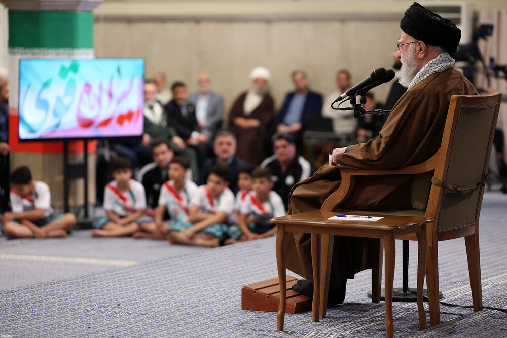 رهبر انقلاب: آمریکا جنگ پرداز است