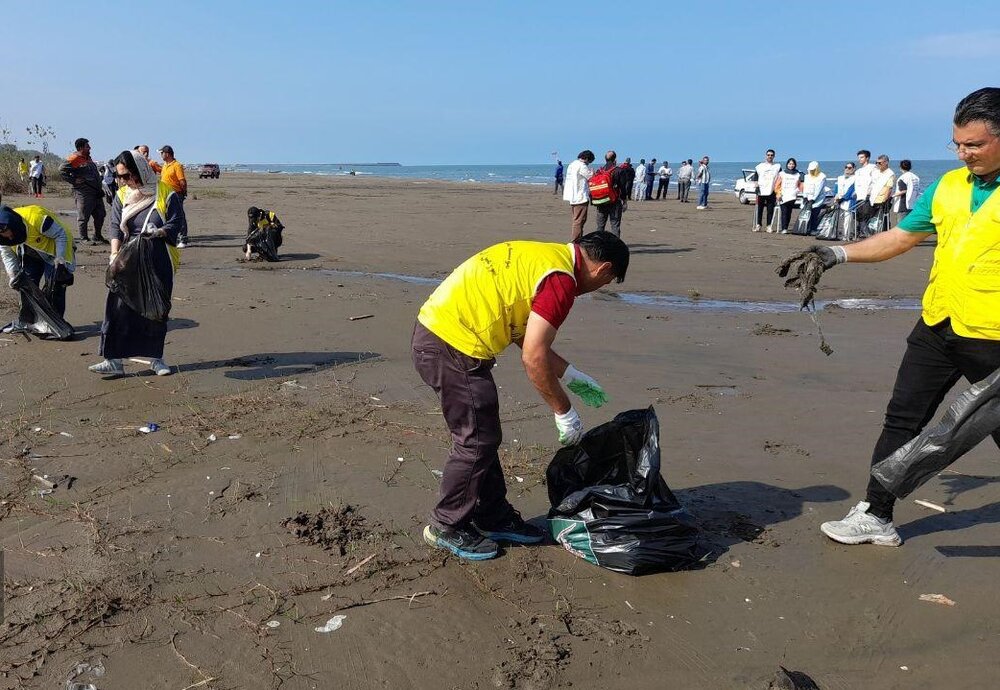 جمع‌آوری حدود یک تن زباله از ساحل جفرود خمام توسط طبیعت‌دوستان