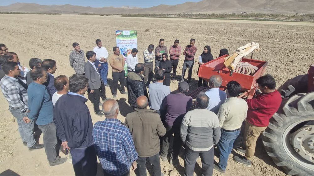 برگزاری نهمین کاروان ترویج بهره وری الگوی کشت ملی در پهنه‌های تولیدی فارس