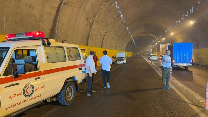 تصادف تریلی باخودرو سواری در جاده لامرد به خنج با یک مصدوم