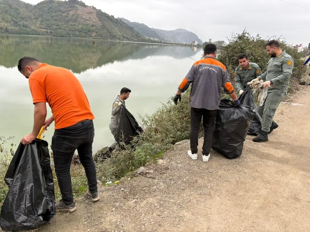 پاکسازی تالاب استیل آستارا از ۵۰۰ کیلوگرم زباله توسط دوستداران محیط زیست