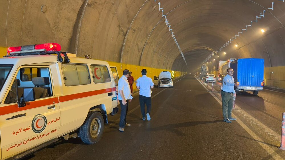 تصادف تریلی باخودرو سواری در جاده لامرد به خنج با یک مصدوم
