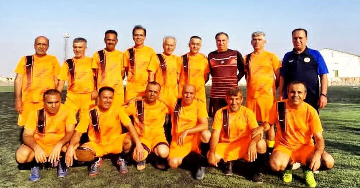 پیشکسوتان دهه ۶۰ فوتبال لامرد، همچنان در میدان؛ تمرینات هفتگی با طعم خاطره و انگیزه