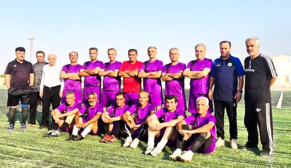 پیشکسوتان دهه ۶۰ فوتبال لامرد، همچنان در میدان؛ تمرینات هفتگی با طعم خاطره و انگیزه