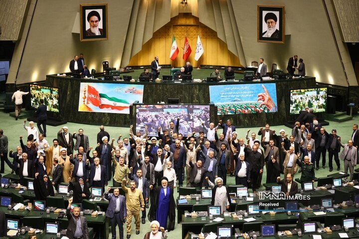 شعار «مرگ بر آمریکا» و «مرگ بر اسرائیل» در صحن مجلس طنین‌انداز شد