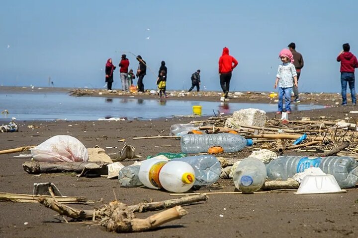 جمع‌آوری ۳۵۰ کیلوگرم زباله از سواحل رضوانشهر با هدف صیانت از محیط زیست