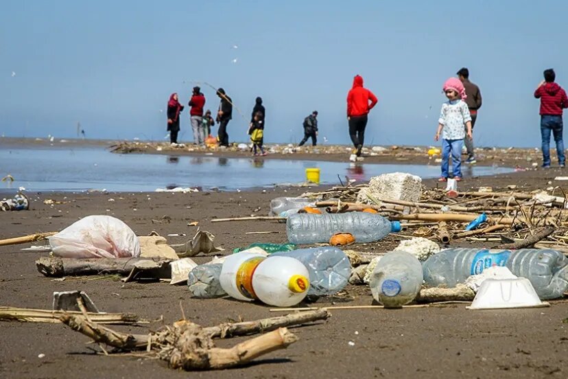 جمع‌آوری ۳۵۰ کیلوگرم زباله از سواحل رضوانشهر با هدف صیانت از محیط زیست
