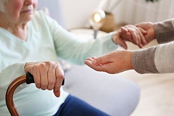 چرا خانواده‌ها به بالابر بیمار نیاز مبرم دارند؟ | معرفی دلایل اصلی