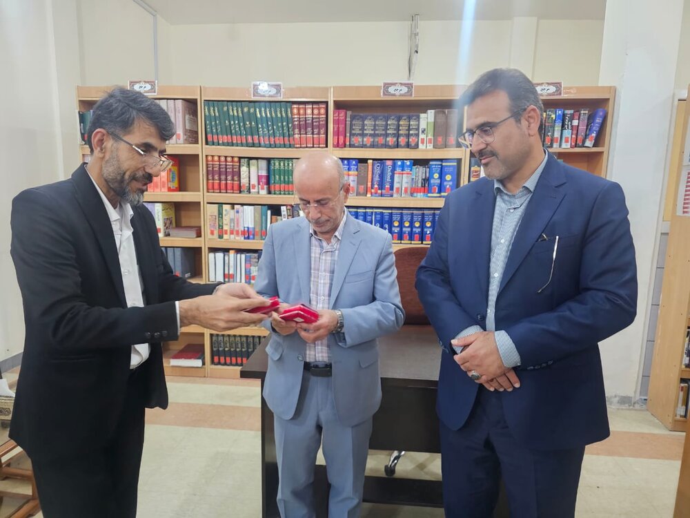 تجلیل از کتابداران و تأکید بر گسترش خدمات کتابخانهای در لامرد تجلیل از کتابداران و تأکید بر گسترش خدمات کتابخانهای در لامرد